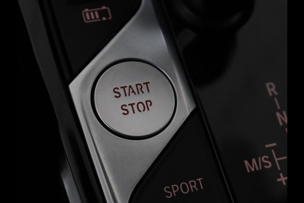 BMW 3-serie 330e Sport Line | Stoel & stuurverwarming | Adaptive cruise | Trekhaak | Sportstoelen | Carplay | Sfeerverlichting | Half leder | Navigatie | Full LED | PHEV