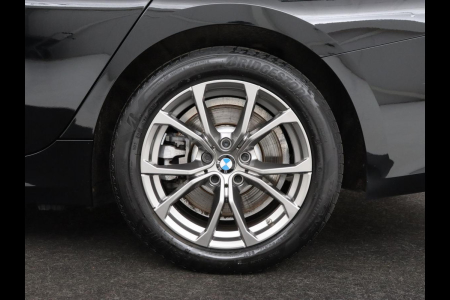 BMW 3-serie 330e Sport Line | Stoel & stuurverwarming | Adaptive cruise | Trekhaak | Sportstoelen | Carplay | Sfeerverlichting | Half leder | Navigatie | Full LED | PHEV