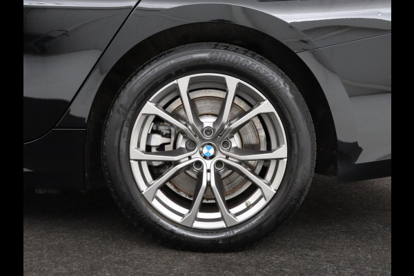 BMW 3-serie 330e Sport Line | Stoel & stuurverwarming | Adaptive cruise | Trekhaak | Sportstoelen | Carplay | Sfeerverlichting | Half leder | Navigatie | Full LED | PHEV