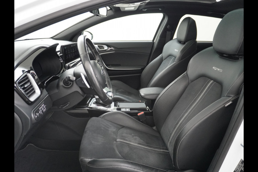 Kia ProCeed 1.4 T-GDI 141PK Autom. GT-Line Panoramadak Virtual Cockpit Trekhaak Navi Camera Ecc Apple Carplay Android Auto Adap.Cruise Stoel Keyless DAB Lmv 17" Led Dodehoekdetector Rijstrooksensor met correctie Elek.Achterklep Verkeersbord detectie Uitparkeer waarschuwing Zeer compleet! Origineel Nederlandse Auto €35.000,- nieuw