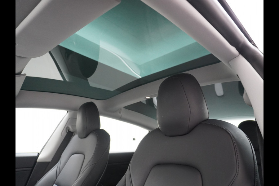 Tesla Model 3 RWD SR+ 60kWh 325PK Lmv 19" AutoPilot Leder PanoDak Adaptive-Cruise Lmv Camera's Elektr.-Stuur+Stoelen+Spiegels+Geheugen+Easy-En Navi LED Comfortstoelen ACC DAB Keyless en Voorverwarmen interieur via App One-Pedal-Drive Origineel Nederlandse auto 1e Eigenaar Garantie Accu/Motor tot 12-12-2027 max 160.000km 1.584kg licht!
