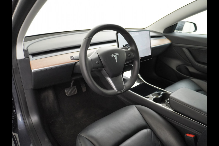 Tesla Model 3 RWD SR+ 60kWh 325PK Lmv 19" AutoPilot Leder PanoDak Adaptive-Cruise Lmv Camera's Elektr.-Stuur+Stoelen+Spiegels+Geheugen+Easy-En Navi LED Comfortstoelen ACC DAB Keyless en Voorverwarmen interieur via App One-Pedal-Drive Origineel Nederlandse auto 1e Eigenaar Garantie Accu/Motor tot 12-12-2027 max 160.000km 1.584kg licht!