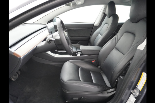 Tesla Model 3 RWD SR+ 60kWh 325PK Lmv 19" AutoPilot Leder PanoDak Adaptive-Cruise Lmv Camera's Elektr.-Stuur+Stoelen+Spiegels+Geheugen+Easy-En Navi LED Comfortstoelen ACC DAB Keyless en Voorverwarmen interieur via App One-Pedal-Drive Origineel Nederlandse auto 1e Eigenaar Garantie Accu/Motor tot 12-12-2027 max 160.000km 1.584kg licht!