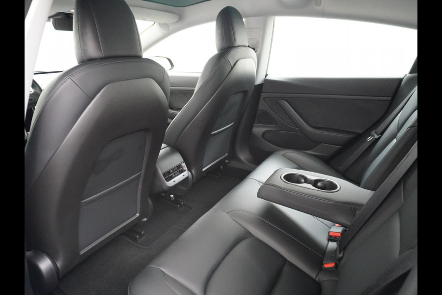 Tesla Model 3 RWD SR+ 60kWh 325PK Lmv 19" AutoPilot Leder PanoDak Adaptive-Cruise Lmv Camera's Elektr.-Stuur+Stoelen+Spiegels+Geheugen+Easy-En Navi LED Comfortstoelen ACC DAB Keyless en Voorverwarmen interieur via App One-Pedal-Drive Origineel Nederlandse auto 1e Eigenaar Garantie Accu/Motor tot 12-12-2027 max 160.000km 1.584kg licht!