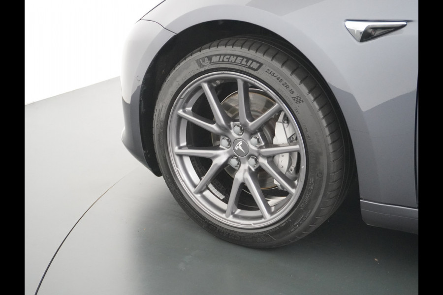 Tesla Model 3 RWD SR+ 60kWh 325PK Lmv 19" AutoPilot Leder PanoDak Adaptive-Cruise Lmv Camera's Elektr.-Stuur+Stoelen+Spiegels+Geheugen+Easy-En Navi LED Comfortstoelen ACC DAB Keyless en Voorverwarmen interieur via App One-Pedal-Drive Origineel Nederlandse auto 1e Eigenaar Garantie Accu/Motor tot 12-12-2027 max 160.000km 1.584kg licht!