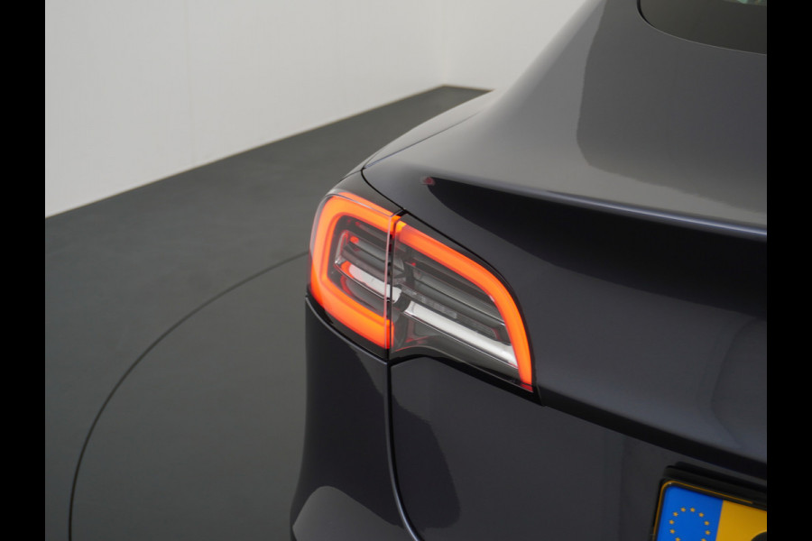 Tesla Model 3 RWD SR+ 60kWh 325PK Lmv 19" AutoPilot Leder PanoDak Adaptive-Cruise Lmv Camera's Elektr.-Stuur+Stoelen+Spiegels+Geheugen+Easy-En Navi LED Comfortstoelen ACC DAB Keyless en Voorverwarmen interieur via App One-Pedal-Drive Origineel Nederlandse auto 1e Eigenaar Garantie Accu/Motor tot 12-12-2027 max 160.000km 1.584kg licht!