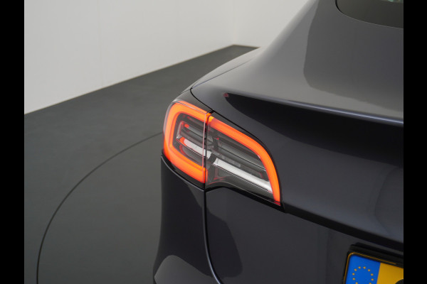 Tesla Model 3 RWD SR+ 60kWh 325PK Lmv 19" AutoPilot Leder PanoDak Adaptive-Cruise Lmv Camera's Elektr.-Stuur+Stoelen+Spiegels+Geheugen+Easy-En Navi LED Comfortstoelen ACC DAB Keyless en Voorverwarmen interieur via App One-Pedal-Drive Origineel Nederlandse auto 1e Eigenaar Garantie Accu/Motor tot 12-12-2027 max 160.000km 1.584kg licht!