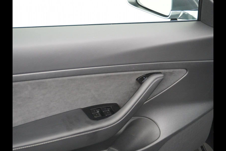 Tesla Model 3 RWD SR+ 60kWh 325PK Lmv 19" AutoPilot Leder PanoDak Adaptive-Cruise Lmv Camera's Elektr.-Stuur+Stoelen+Spiegels+Geheugen+Easy-En Navi LED Comfortstoelen ACC DAB Keyless en Voorverwarmen interieur via App One-Pedal-Drive Origineel Nederlandse auto 1e Eigenaar Garantie Accu/Motor tot 12-12-2027 max 160.000km 1.584kg licht!
