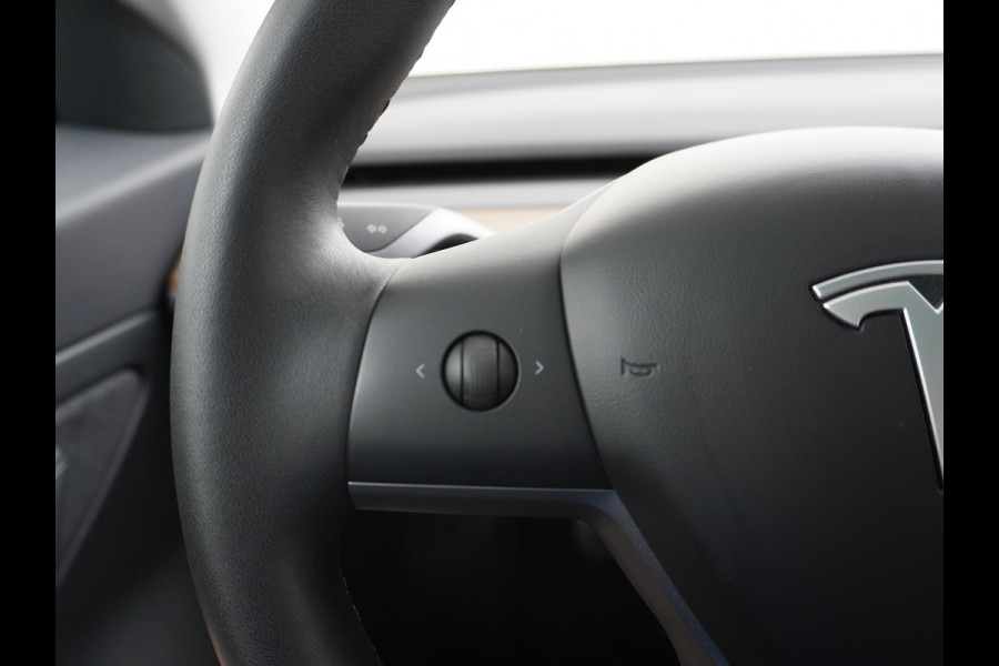 Tesla Model 3 RWD SR+ 60kWh 325PK Lmv 19" AutoPilot Leder PanoDak Adaptive-Cruise Lmv Camera's Elektr.-Stuur+Stoelen+Spiegels+Geheugen+Easy-En Navi LED Comfortstoelen ACC DAB Keyless en Voorverwarmen interieur via App One-Pedal-Drive Origineel Nederlandse auto 1e Eigenaar Garantie Accu/Motor tot 12-12-2027 max 160.000km 1.584kg licht!