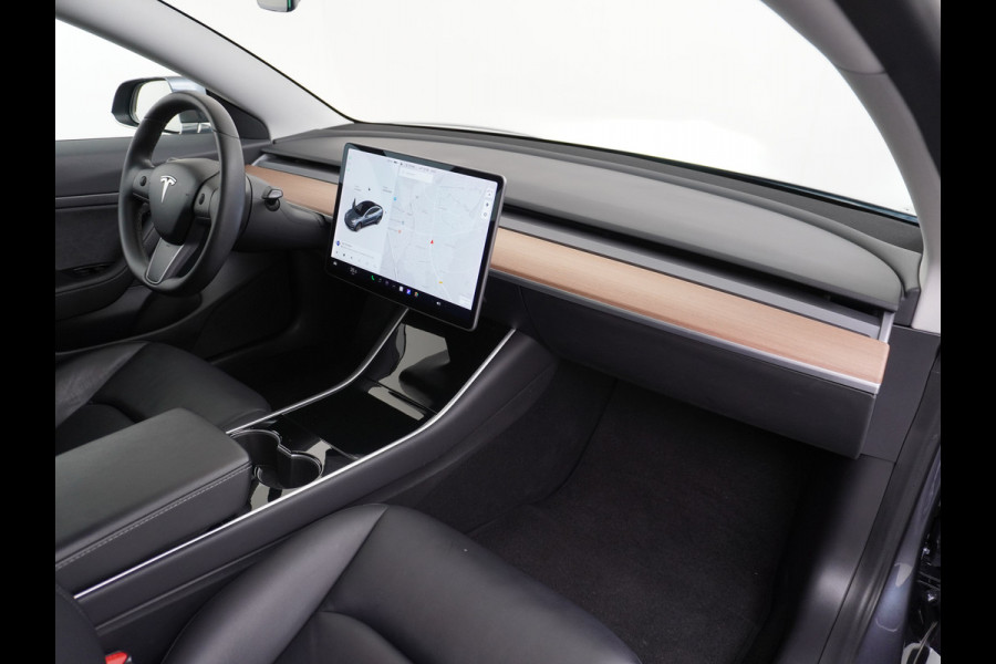 Tesla Model 3 RWD SR+ 60kWh 325PK Lmv 19" AutoPilot Leder PanoDak Adaptive-Cruise Lmv Camera's Elektr.-Stuur+Stoelen+Spiegels+Geheugen+Easy-En Navi LED Comfortstoelen ACC DAB Keyless en Voorverwarmen interieur via App One-Pedal-Drive Origineel Nederlandse auto 1e Eigenaar Garantie Accu/Motor tot 12-12-2027 max 160.000km 1.584kg licht!