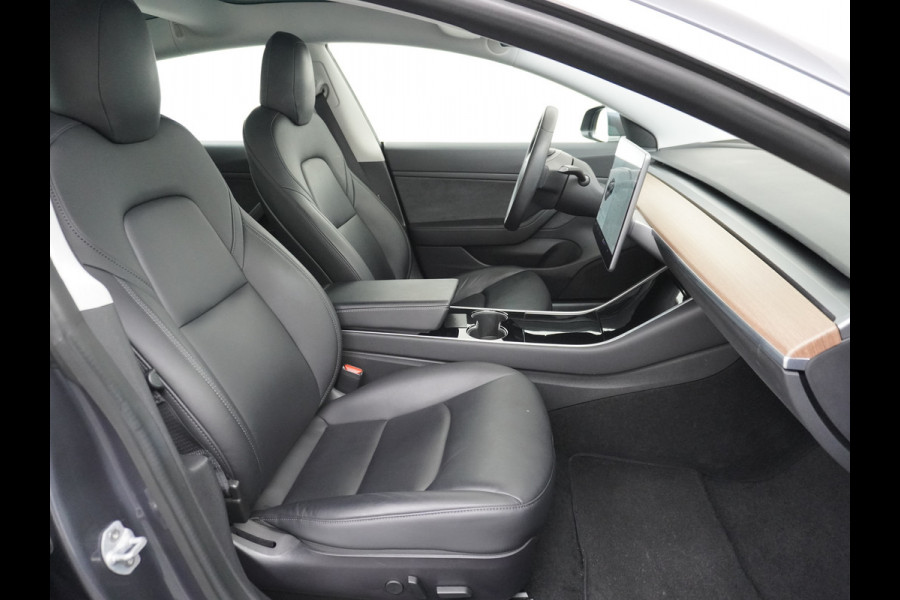 Tesla Model 3 RWD SR+ 60kWh 325PK Lmv 19" AutoPilot Leder PanoDak Adaptive-Cruise Lmv Camera's Elektr.-Stuur+Stoelen+Spiegels+Geheugen+Easy-En Navi LED Comfortstoelen ACC DAB Keyless en Voorverwarmen interieur via App One-Pedal-Drive Origineel Nederlandse auto 1e Eigenaar Garantie Accu/Motor tot 12-12-2027 max 160.000km 1.584kg licht!