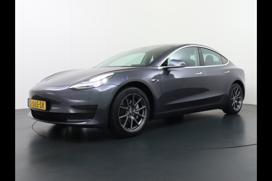 Tesla Model 3 RWD SR+ 60kWh 325PK Lmv 19" AutoPilot Leder PanoDak Adaptive-Cruise Lmv Camera's Elektr.-Stuur+Stoelen+Spiegels+Geheugen+Easy-En Navi LED Comfortstoelen ACC DAB Keyless en Voorverwarmen interieur via App One-Pedal-Drive Origineel Nederlandse auto 1e Eigenaar Garantie Accu/Motor tot 12-12-2027 max 160.000km 1.584kg licht!