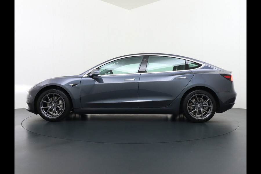 Tesla Model 3 RWD SR+ 60kWh 325PK Lmv 19" AutoPilot Leder PanoDak Adaptive-Cruise Lmv Camera's Elektr.-Stuur+Stoelen+Spiegels+Geheugen+Easy-En Navi LED Comfortstoelen ACC DAB Keyless en Voorverwarmen interieur via App One-Pedal-Drive Origineel Nederlandse auto 1e Eigenaar Garantie Accu/Motor tot 12-12-2027 max 160.000km 1.584kg licht!