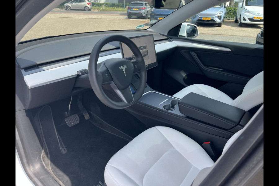 Tesla Model Y RWD 58 kWh AUTOPILOT | WIT LEDER | AFNEEMBARE TREKHAAK