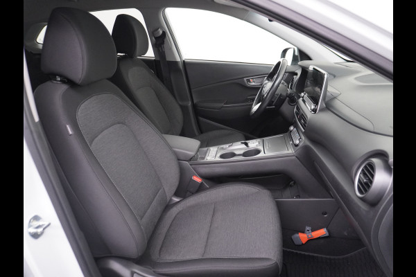 Hyundai Kona 64kWh EV AUT.204pk Krell®-Audio Grootste ACCU Adaptieve Cruise Control Camera Navi Apple Carplay Android Auto Head-Up Display Ec Led Blindspot Monitoring LaneAssist Subwoofer Voorruit verwarmbaar Bluetooth Privacy Glas Lmv 17" Fashion 1e Eigenaar Nieuwprijs €44.210,-