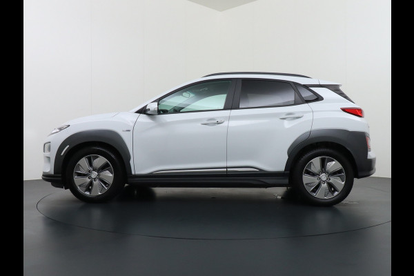 Hyundai Kona 64kWh EV AUT.204pk Krell®-Audio Grootste ACCU Adaptieve Cruise Control Camera Navi Apple Carplay Android Auto Head-Up Display Ec Led Blindspot Monitoring LaneAssist Subwoofer Voorruit verwarmbaar Bluetooth Privacy Glas Lmv 17" Fashion 1e Eigenaar Nieuwprijs €44.210,-
