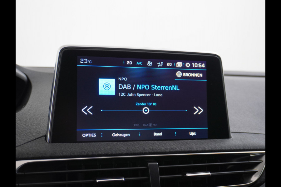 Peugeot 3008 T131PK AUT-8 Elek.Stoel+Memory+Verwarmd Trekhaak Navi Cruise Apple Carplay Android 19" Ecc 360°Camera PDC Elek.Achterklep DAB Co Led Keyless Lane Departure Privacy Glas Regen-Lichtsensor Draadloze lader Pack City Bluetooth Nieuwprijs €39.459,- Origineel Nederlandse Auto Riem vervangen !