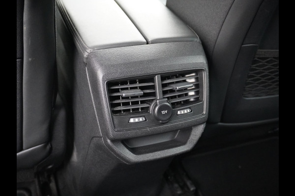 Peugeot 3008 T131PK AUT-8 Elek.Stoel+Memory+Verwarmd Trekhaak Navi Cruise Apple Carplay Android 19" Ecc 360°Camera PDC Elek.Achterklep DAB Co Led Keyless Lane Departure Privacy Glas Regen-Lichtsensor Draadloze lader Pack City Bluetooth Nieuwprijs €39.459,- Origineel Nederlandse Auto Riem vervangen !