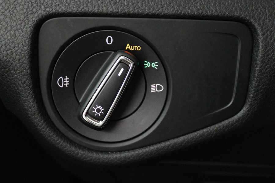 Volkswagen Golf 1.5 TSI Highline Business R (NAVIGATIE, LED, STOELVERWARMING, CLIMA, PARKEERSENSOREN)