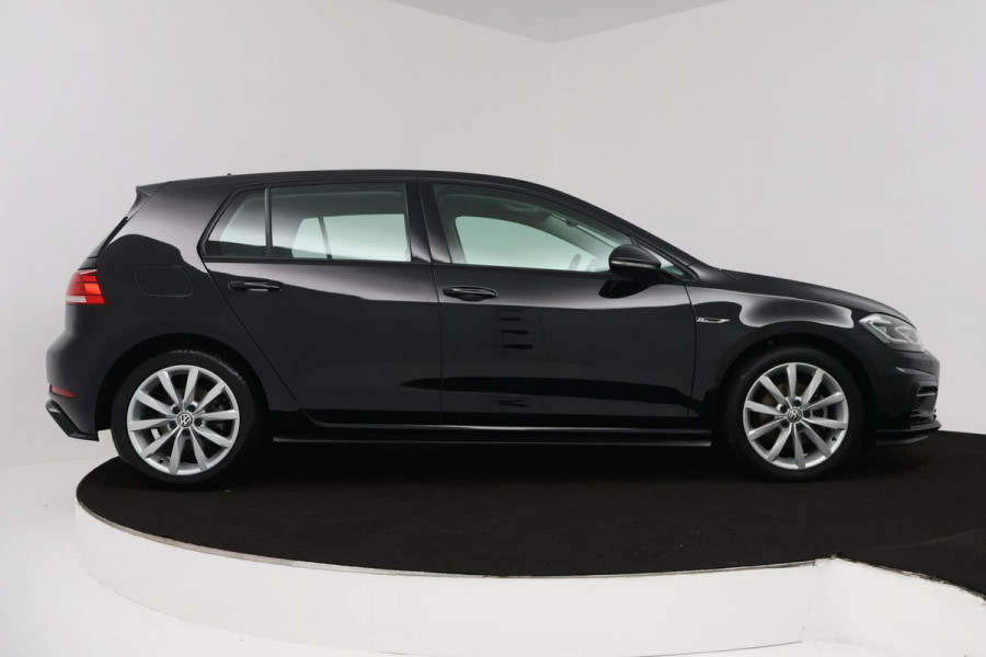 Volkswagen Golf 1.5 TSI Highline Business R (NAVIGATIE, LED, STOELVERWARMING, CLIMA, PARKEERSENSOREN)
