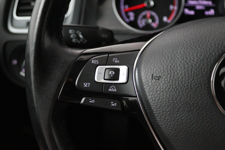 Volkswagen Golf 1.5 TSI Highline Business R (NAVIGATIE, LED, STOELVERWARMING, CLIMA, PARKEERSENSOREN)