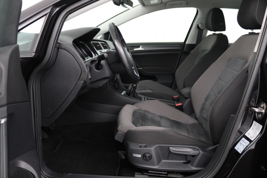 Volkswagen Golf 1.5 TSI Highline Business R (NAVIGATIE, LED, STOELVERWARMING, CLIMA, PARKEERSENSOREN)