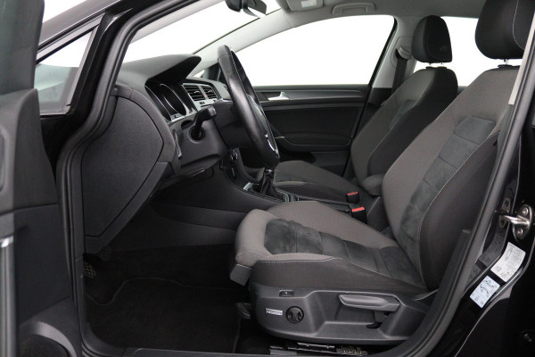 Volkswagen Golf 1.5 TSI Highline Business R (NAVIGATIE, LED, STOELVERWARMING, CLIMA, PARKEERSENSOREN)
