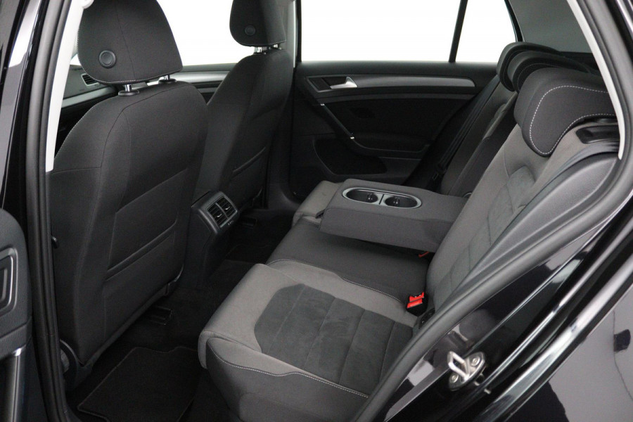 Volkswagen Golf 1.5 TSI Highline Business R (NAVIGATIE, LED, STOELVERWARMING, CLIMA, PARKEERSENSOREN)