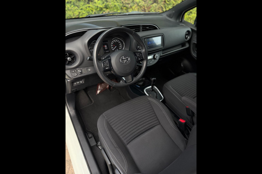 Toyota Yaris 1.5 Hybrid Bi-Tone CarPlay Camera