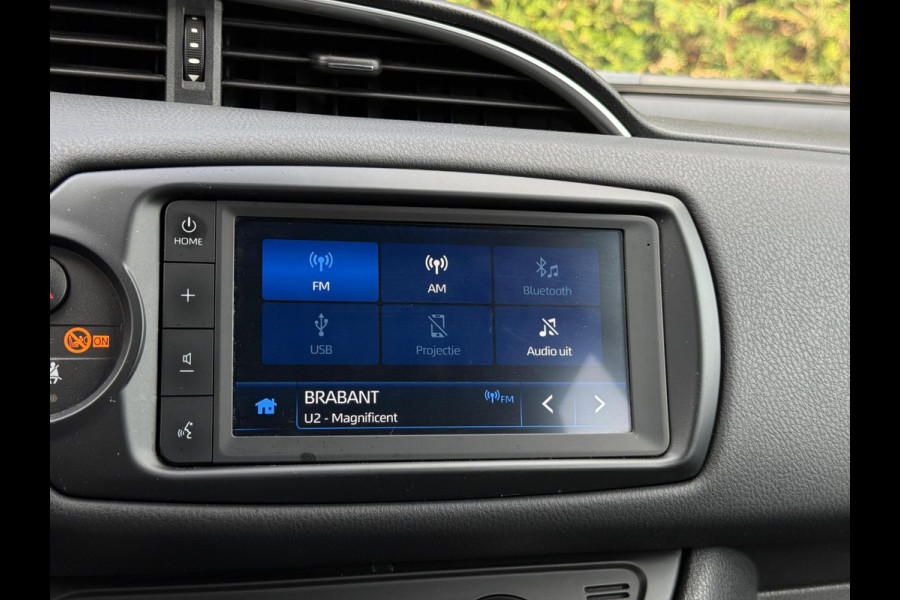 Toyota Yaris 1.5 Hybrid Bi-Tone CarPlay Camera