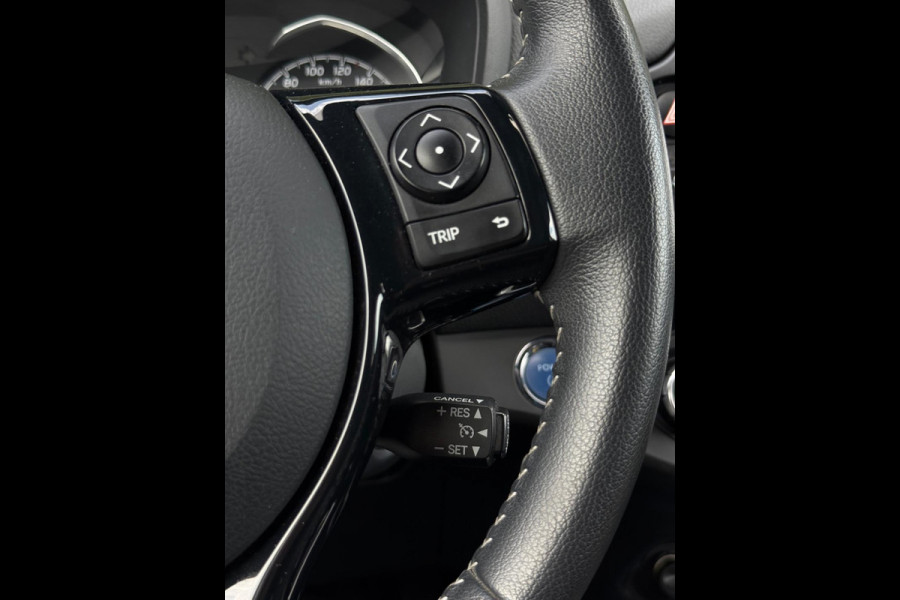 Toyota Yaris 1.5 Hybrid Bi-Tone CarPlay Camera