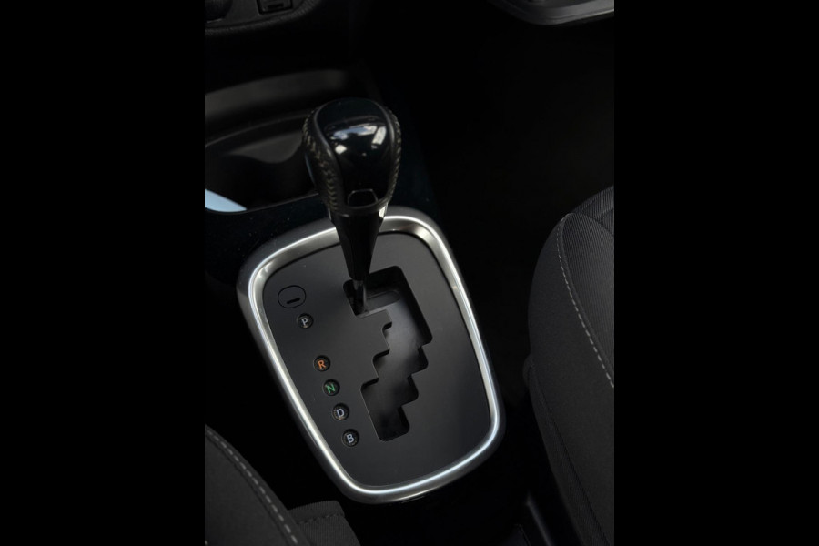 Toyota Yaris 1.5 Hybrid Bi-Tone CarPlay Camera