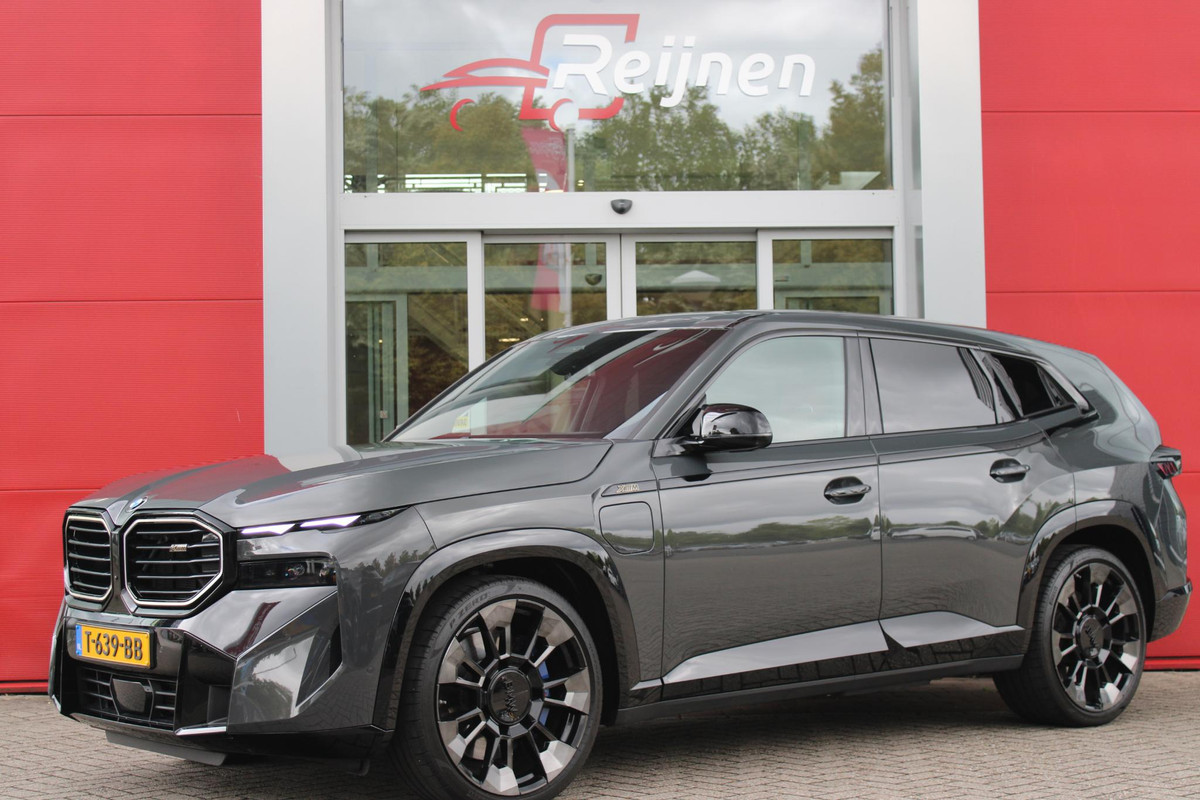 BMW XM 654PK PHEV 30 kWh | 23" LICHTMETALEN VELGEN JETBLACK | SOFT CLOSE | ELEKTRISCH WEGKLAPBARE TREKHAAK | M SPORTREMMEN | DRIVING ASSISTANCE PROFESSIONAL O.A. (ADAPTIVE CRUISE CONTROL/DODEHOEK DETECTIE) | BOWERS & WILKINS SOUND SYSTEM | LASER LIGHT KOPLAMPEN | VERWARMDE/GEKOELDE BEKERHOUDERS | DRAADLOZE TELEFOONLADER | ELEKTRISCH VERSTELBAAR STUURKOLOM | STOEL VERWARMING VOOR/ACHTER | M-SPORT UITLAATSYSTEM | MEESTURENDE ACHTERAS | ADAPTIEF CHASSIS M SPORT | COMFORT ACCESS | ICONIC GLOW GRILL | STOEL VENTILATIE | SHADOW LINE | ELEKTISCH BEDIENBARE STOELEN MET GEHEUGEN EN MA BMW XM 654PK PHEV 30 kWh | 23" LICHTMETALEN VELGEN JETBLACK | SOFT CLOSE | ELEKTRISCH WEGKLAPBARE TREKHAAK | M SPORTREMMEN | DRIVING ASSISTANCE PROFESSIONAL O.A. (ADAPTIVE CRUISE CONTROL/DODEHOEK DETECTIE) | BOWERS & WILKINS SOUND SYSTEM | LASER LIGHT KOPLAMPEN | VERWARMDE/GEKOELDE BEKERHOUDERS | DRAADLOZE TELEFOONLADER | ELEKTRISCH VERSTELBAAR STUURKOLOM | STOEL VERWARMING VOOR/ACHTER | M-SPORT UITLAATSYSTEM | MEESTURENDE ACHTERAS | ADAPTIEF CHASSIS M SPORT | COMFORT ACCESS | ICONIC GLOW GRILL | STOEL VENTILATIE | SHADOW LINE | ELEKTISCH BEDIENBARE STOELEN MET GEHEUGEN EN MA