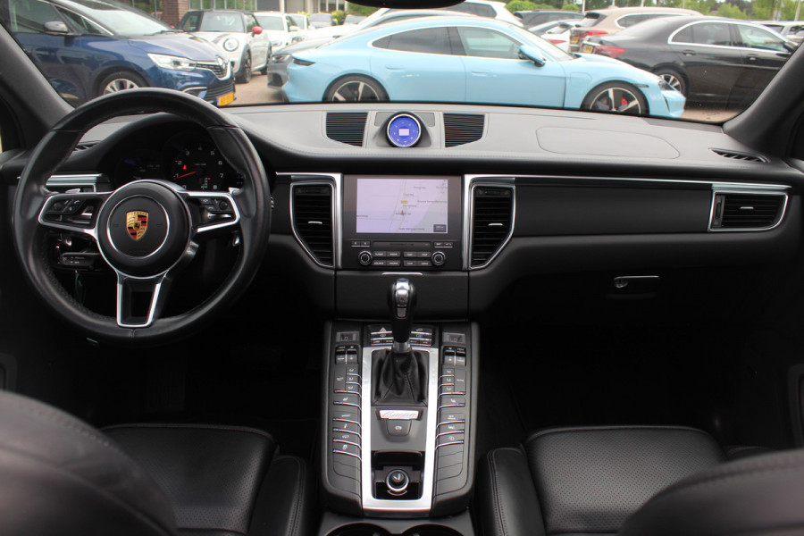 Porsche Macan 2.0 / Panoramadak / Camera / Luxe Leder / 21'' / Sportchrono / Bose / Apple CarPlay / Dodehoek / DAB / Stoelverwarming / Cruise Control
