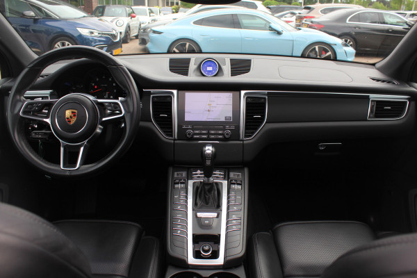 Porsche Macan 2.0 / Panoramadak / Camera / Luxe Leder / 21'' / Sportchrono / Bose / Apple CarPlay / Dodehoek / DAB / Stoelverwarming / Cruise Control