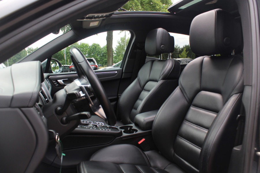 Porsche Macan 2.0 / Panoramadak / Camera / Luxe Leder / 21'' / Sportchrono / Bose / Apple CarPlay / Dodehoek / DAB / Stoelverwarming / Cruise Control