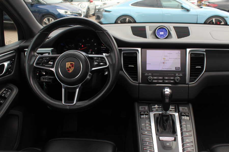Porsche Macan 2.0 / Panoramadak / Camera / Luxe Leder / 21'' / Sportchrono / Bose / Apple CarPlay / Dodehoek / DAB / Stoelverwarming / Cruise Control