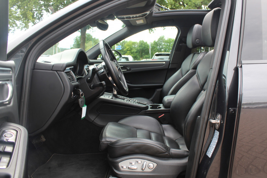 Porsche Macan 2.0 / Panoramadak / Camera / Luxe Leder / 21'' / Sportchrono / Bose / Apple CarPlay / Dodehoek / DAB / Stoelverwarming / Cruise Control
