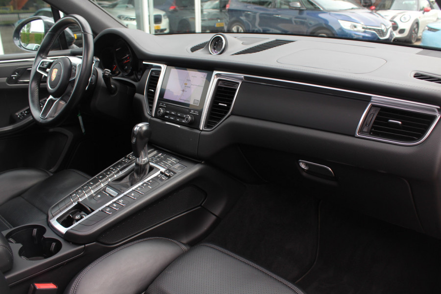 Porsche Macan 2.0 / Panoramadak / Camera / Luxe Leder / 21'' / Sportchrono / Bose / Apple CarPlay / Dodehoek / DAB / Stoelverwarming / Cruise Control