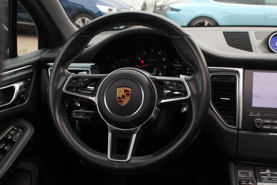 Porsche Macan 2.0 / Panoramadak / Camera / Luxe Leder / 21'' / Sportchrono / Bose / Apple CarPlay / Dodehoek / DAB / Stoelverwarming / Cruise Control