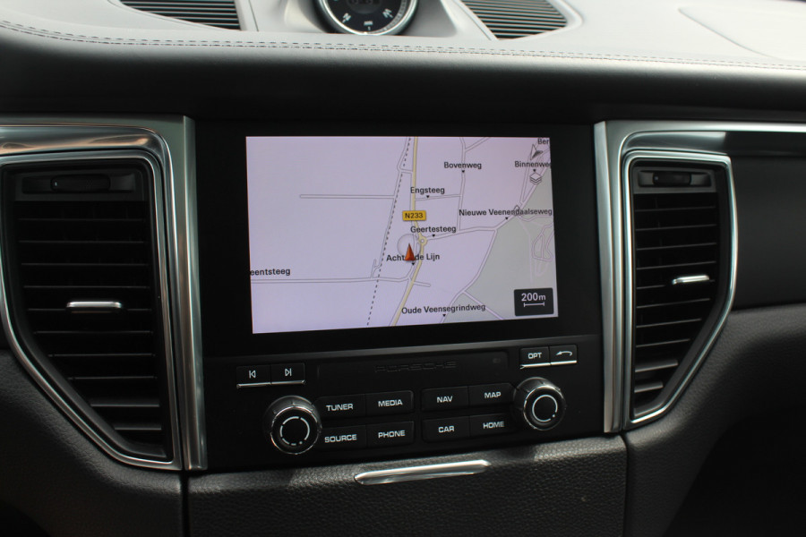 Porsche Macan 2.0 / Panoramadak / Camera / Luxe Leder / 21'' / Sportchrono / Bose / Apple CarPlay / Dodehoek / DAB / Stoelverwarming / Cruise Control
