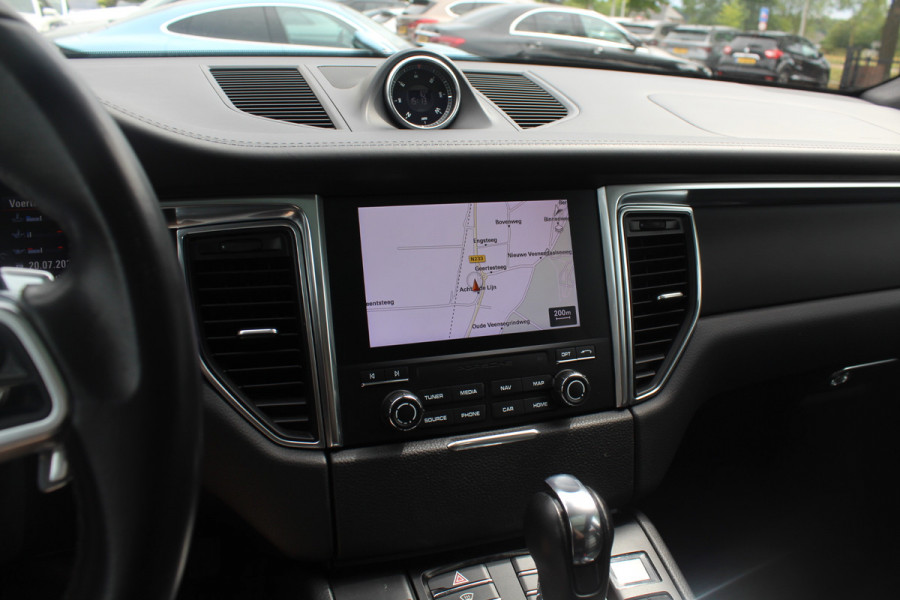Porsche Macan 2.0 / Panoramadak / Camera / Luxe Leder / 21'' / Sportchrono / Bose / Apple CarPlay / Dodehoek / DAB / Stoelverwarming / Cruise Control