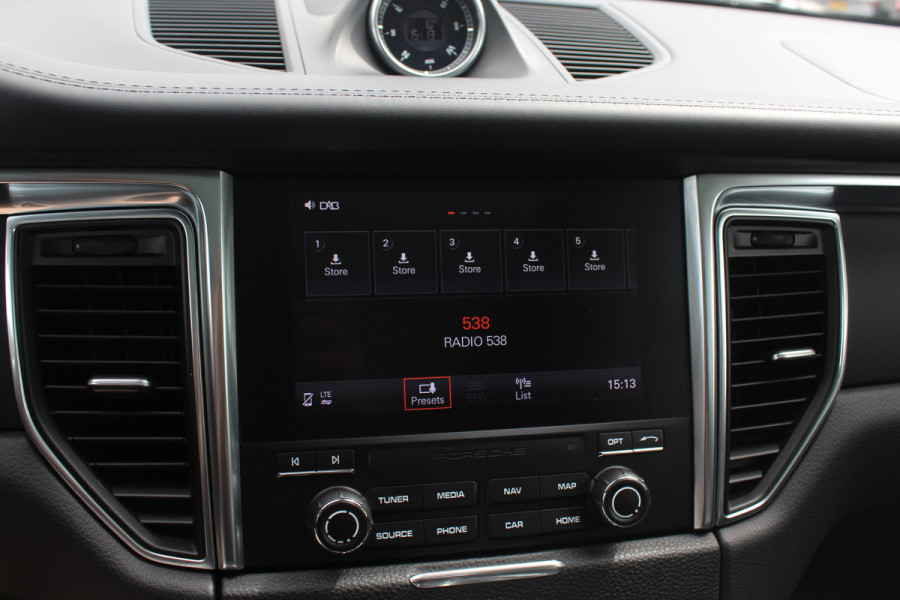 Porsche Macan 2.0 / Panoramadak / Camera / Luxe Leder / 21'' / Sportchrono / Bose / Apple CarPlay / Dodehoek / DAB / Stoelverwarming / Cruise Control