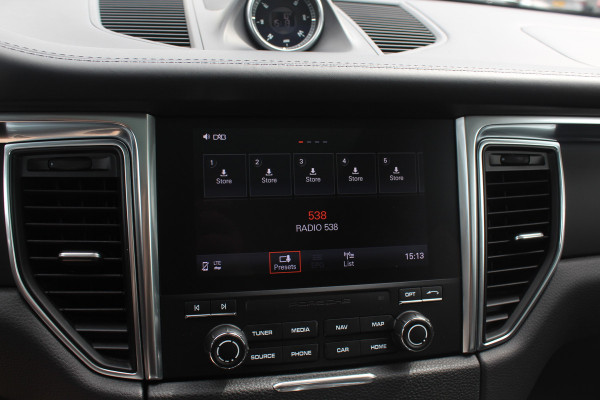 Porsche Macan 2.0 / Panoramadak / Camera / Luxe Leder / 21'' / Sportchrono / Bose / Apple CarPlay / Dodehoek / DAB / Stoelverwarming / Cruise Control