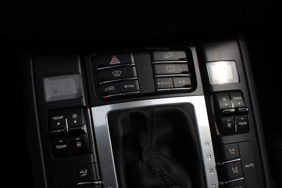 Porsche Macan 2.0 / Panoramadak / Camera / Luxe Leder / 21'' / Sportchrono / Bose / Apple CarPlay / Dodehoek / DAB / Stoelverwarming / Cruise Control