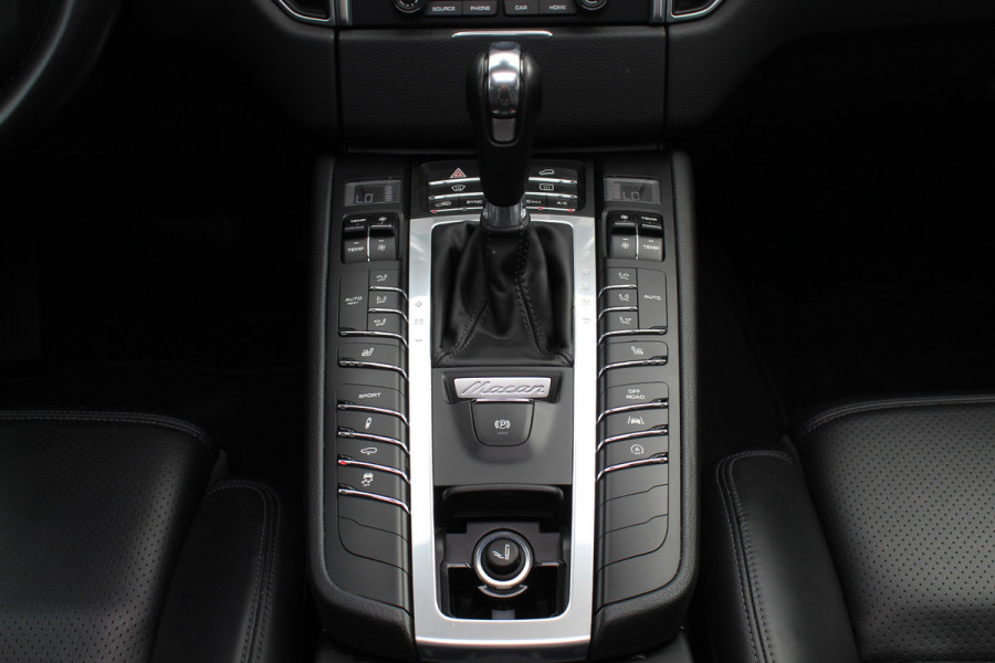 Porsche Macan 2.0 / Panoramadak / Camera / Luxe Leder / 21'' / Sportchrono / Bose / Apple CarPlay / Dodehoek / DAB / Stoelverwarming / Cruise Control