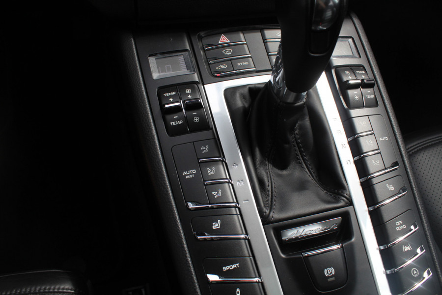 Porsche Macan 2.0 / Panoramadak / Camera / Luxe Leder / 21'' / Sportchrono / Bose / Apple CarPlay / Dodehoek / DAB / Stoelverwarming / Cruise Control