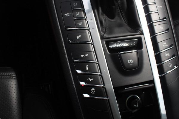 Porsche Macan 2.0 / Panoramadak / Camera / Luxe Leder / 21'' / Sportchrono / Bose / Apple CarPlay / Dodehoek / DAB / Stoelverwarming / Cruise Control