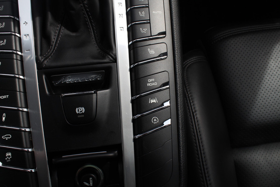 Porsche Macan 2.0 / Panoramadak / Camera / Luxe Leder / 21'' / Sportchrono / Bose / Apple CarPlay / Dodehoek / DAB / Stoelverwarming / Cruise Control