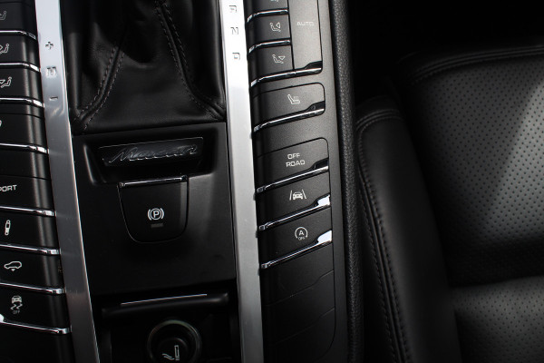 Porsche Macan 2.0 / Panoramadak / Camera / Luxe Leder / 21'' / Sportchrono / Bose / Apple CarPlay / Dodehoek / DAB / Stoelverwarming / Cruise Control